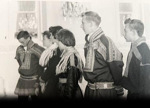 Kuvat 16, 17 ja 18. Audienssi presidentti Urho Kekkosen luona presidentinlinnassa luokkaretken aikana. Sunkku esitteli oppilaat presidentille, minä ojensin hänelle lahjaksi vaskoolin ja Helvi perinteisen voirasian. Kuvat Erkki Heinosen arkisto.